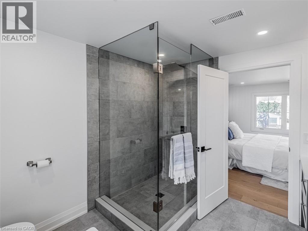 5502 Eaton Avenue, Burlington, ON - Indoor Photo Showing Bathroom