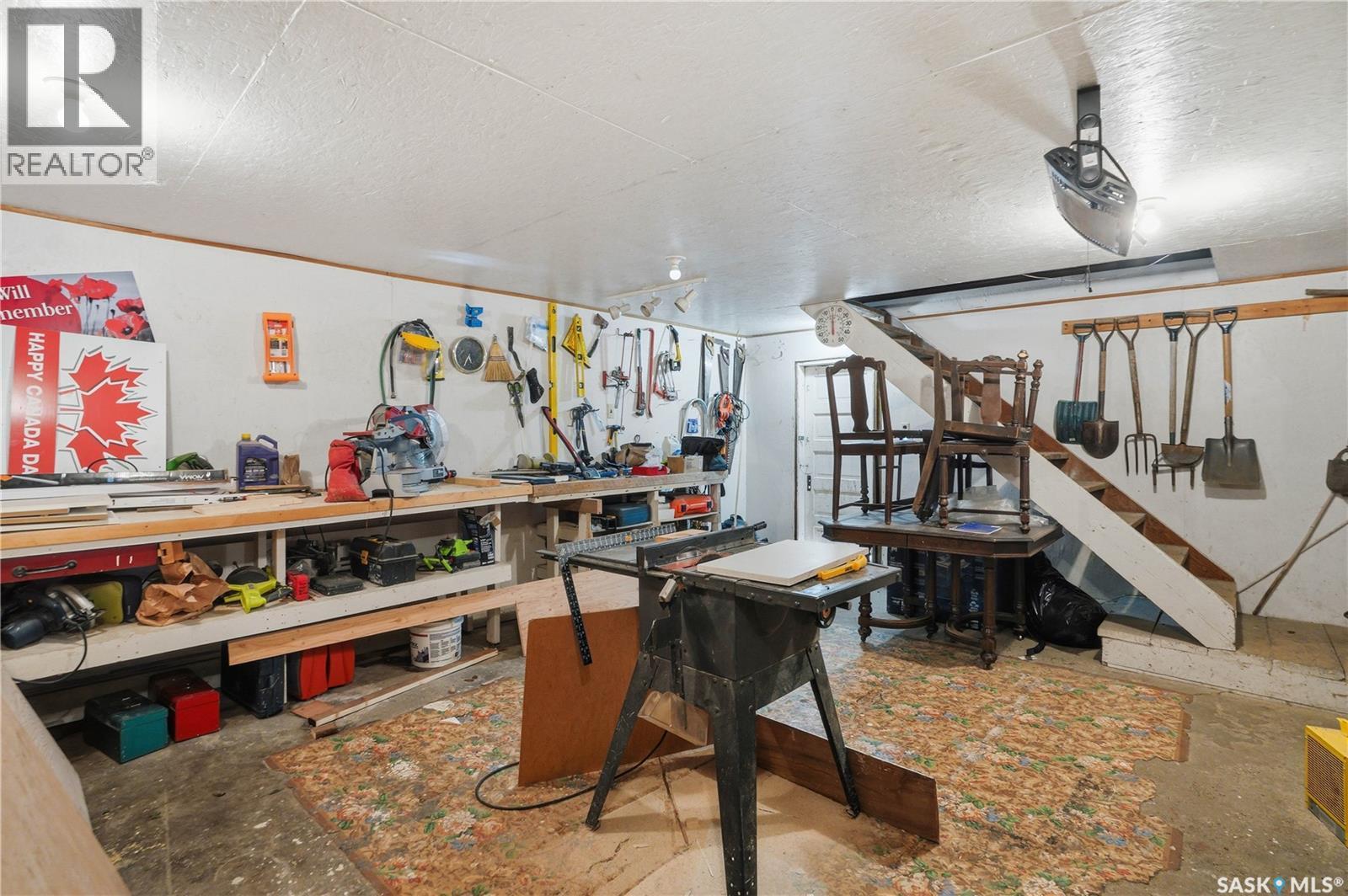 205 3Rd Avenue, Harris, SK - Indoor