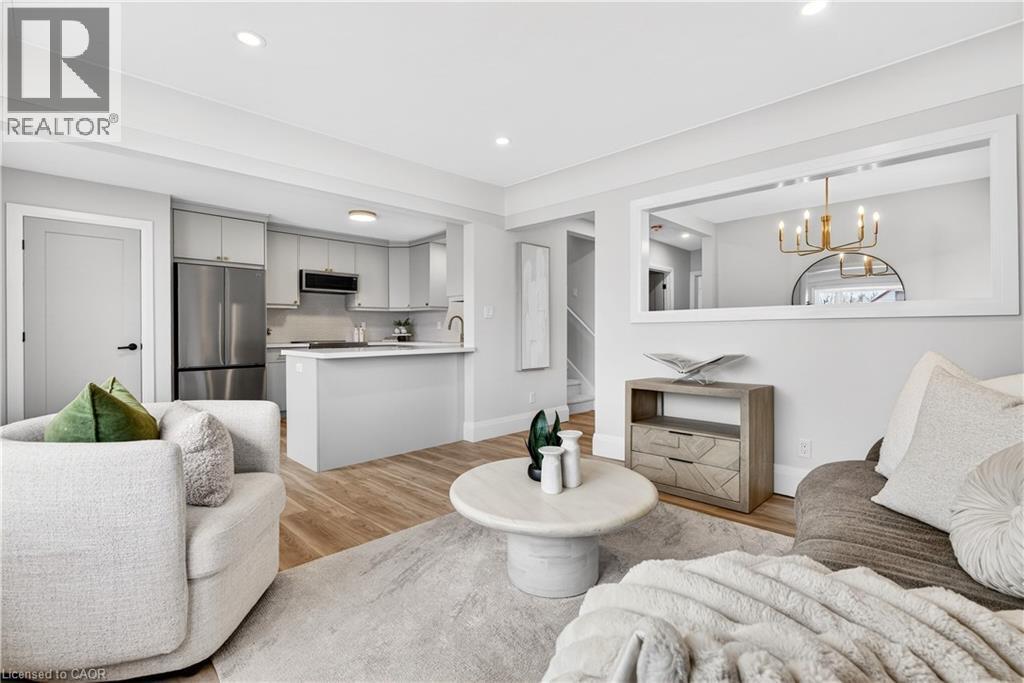 330 East 15Th Street, Hamilton, ON - Indoor Photo Showing Living Room