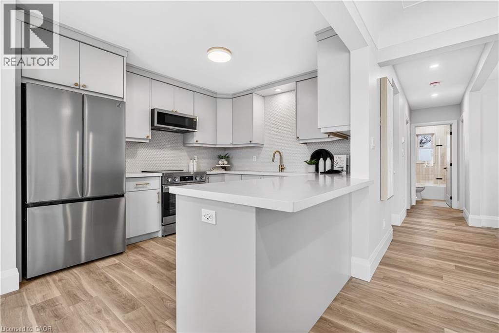330 East 15Th Street, Hamilton, ON - Indoor Photo Showing Kitchen With Upgraded Kitchen