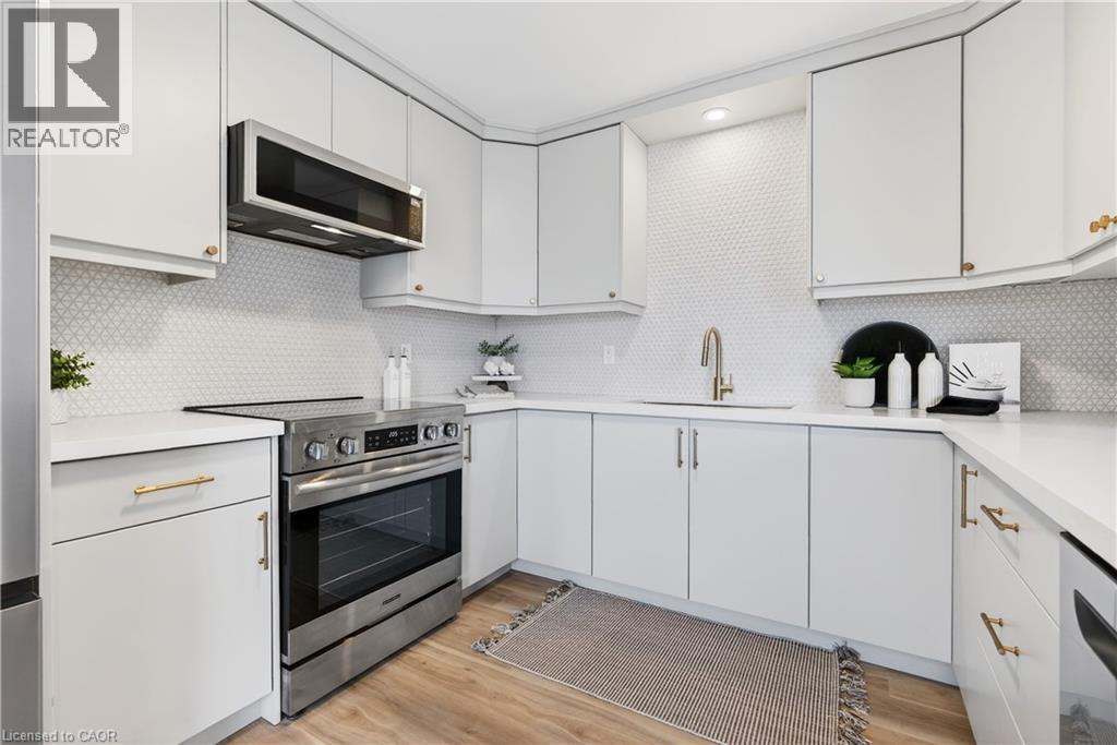 330 East 15Th Street, Hamilton, ON - Indoor Photo Showing Kitchen With Upgraded Kitchen
