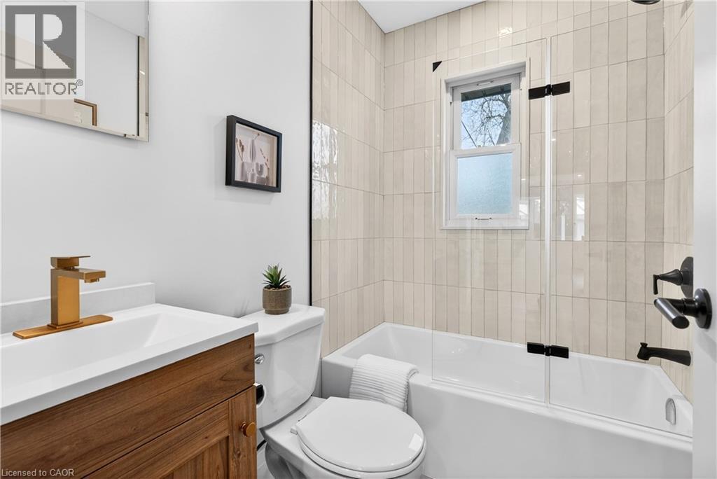 330 East 15Th Street, Hamilton, ON - Indoor Photo Showing Bathroom
