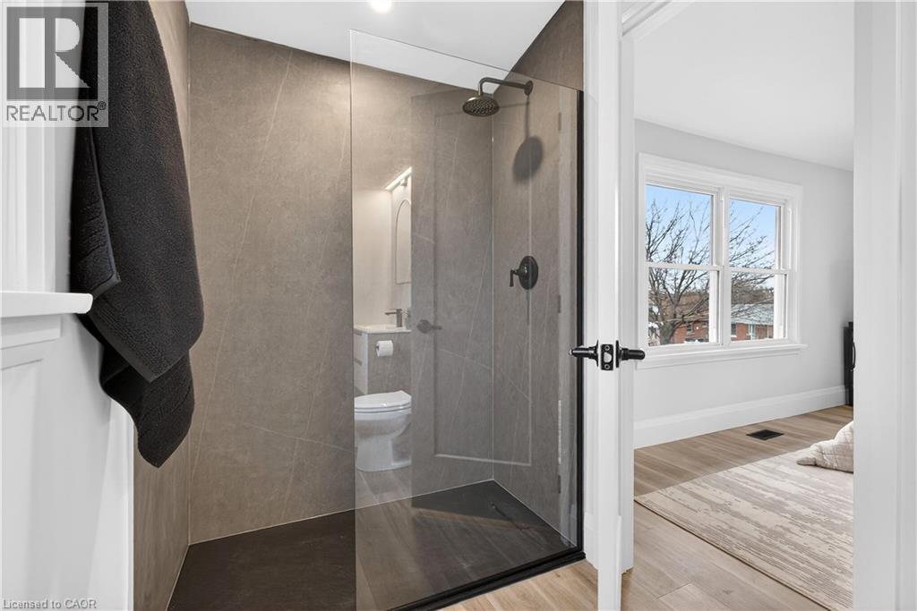 330 East 15Th Street, Hamilton, ON - Indoor Photo Showing Bathroom