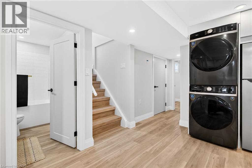 330 East 15Th Street, Hamilton, ON - Indoor Photo Showing Laundry Room