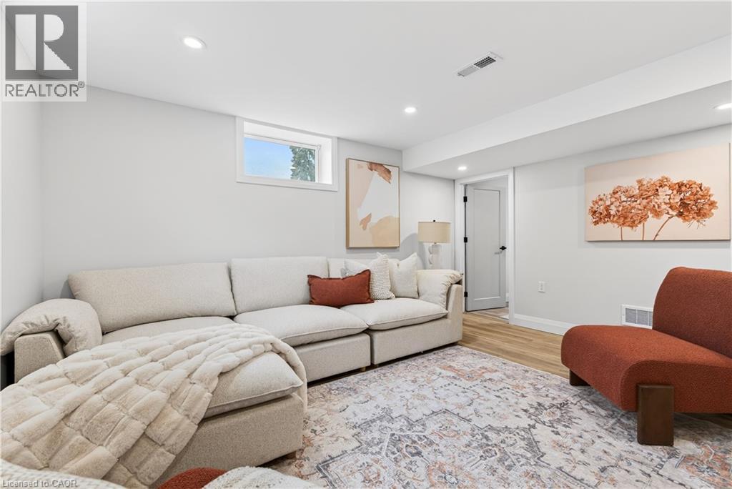 330 East 15Th Street, Hamilton, ON - Indoor Photo Showing Living Room