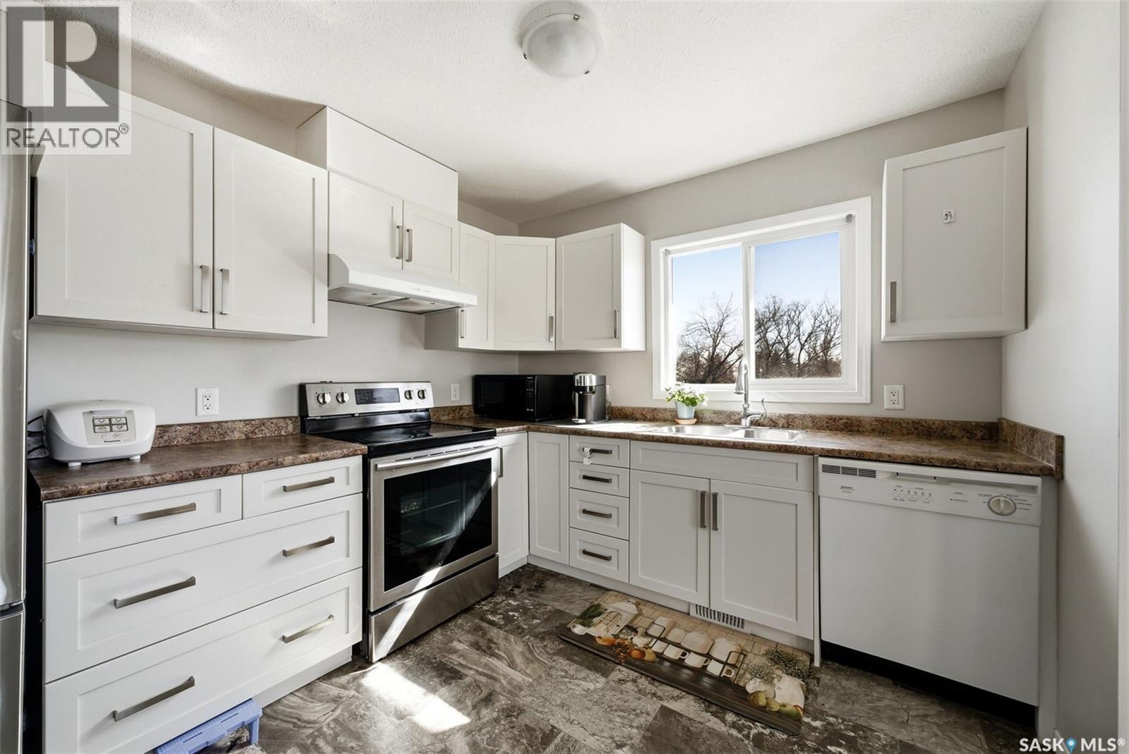 55 Schneider Crescent, Regina, SK - Indoor Photo Showing Kitchen