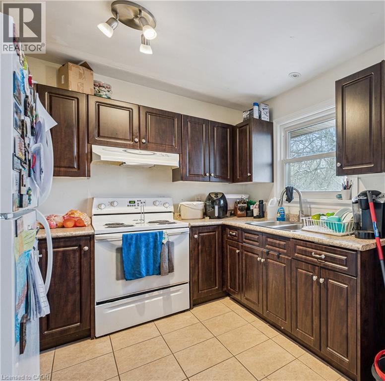 16 Stephen Street, Cambridge, ON - Indoor Photo Showing Kitchen