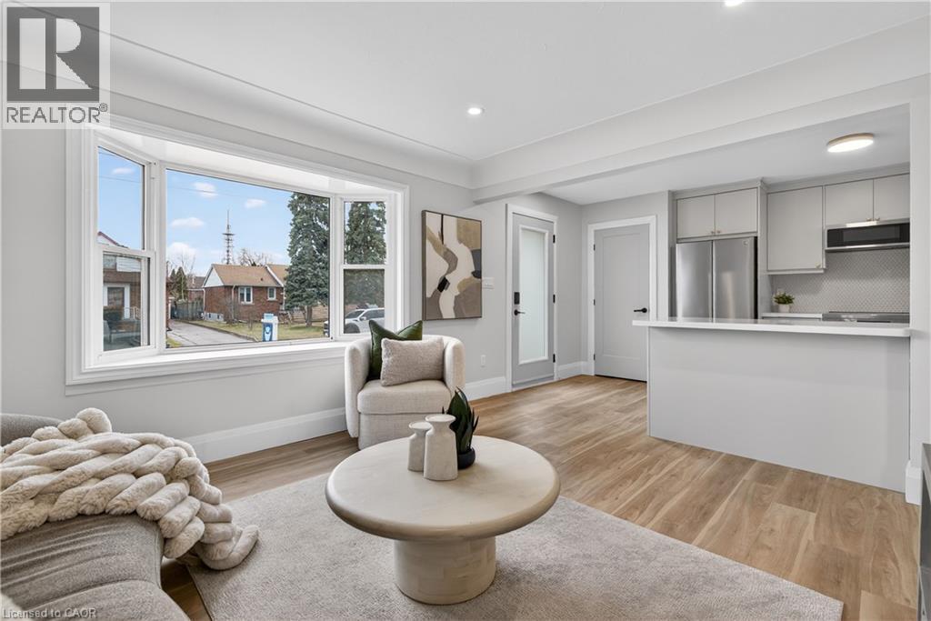 330 East 15Th Street, Hamilton, ON - Indoor Photo Showing Living Room