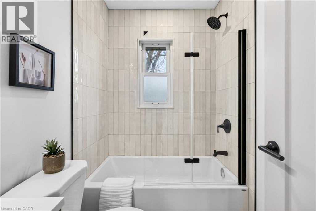 330 East 15Th Street, Hamilton, ON - Indoor Photo Showing Bathroom