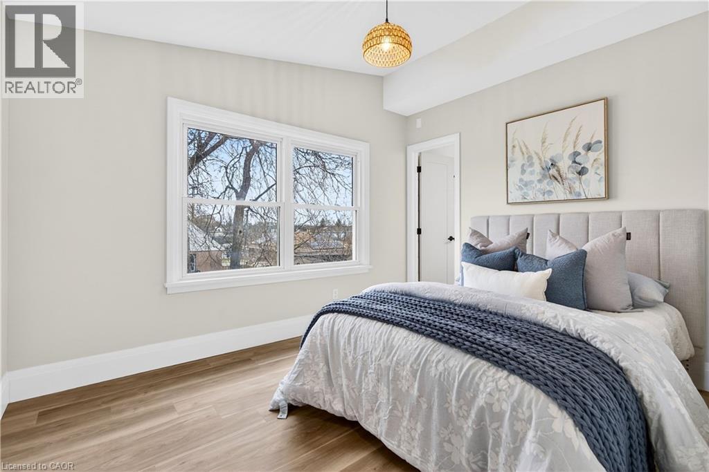 330 East 15Th Street, Hamilton, ON - Indoor Photo Showing Bedroom