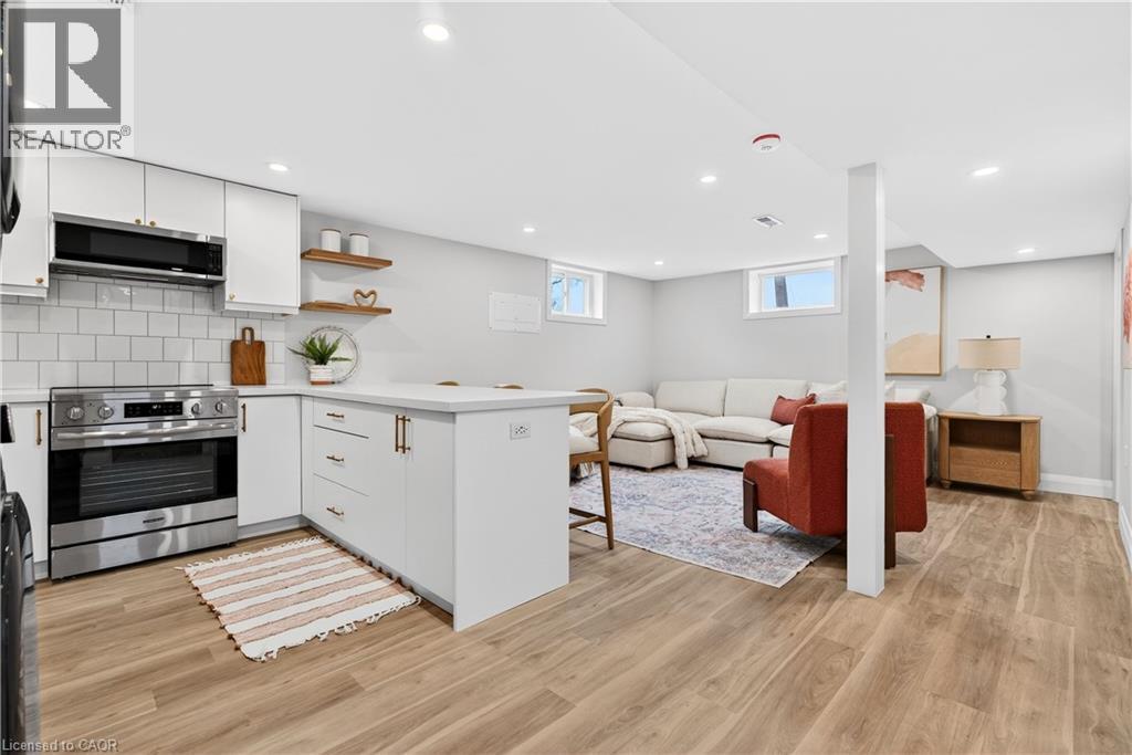 330 East 15Th Street, Hamilton, ON - Indoor Photo Showing Kitchen