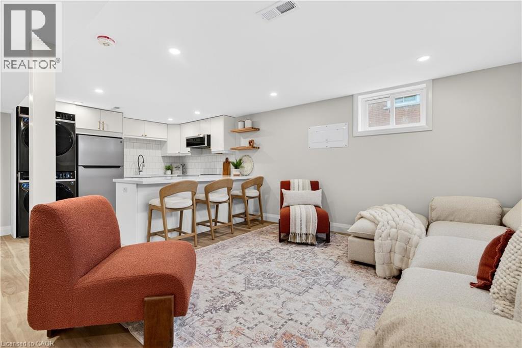 330 East 15Th Street, Hamilton, ON - Indoor Photo Showing Living Room