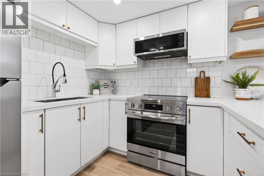330 East 15Th Street, Hamilton, ON - Indoor Photo Showing Kitchen With Upgraded Kitchen