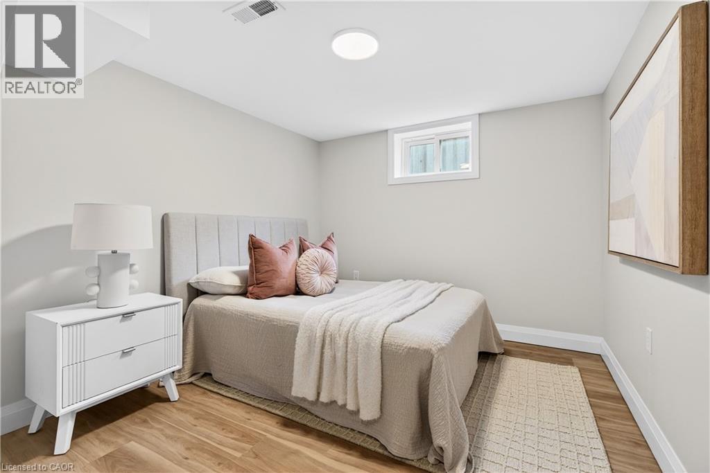 330 East 15Th Street, Hamilton, ON - Indoor Photo Showing Bedroom