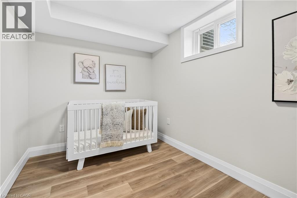 330 East 15Th Street, Hamilton, ON - Indoor Photo Showing Bedroom