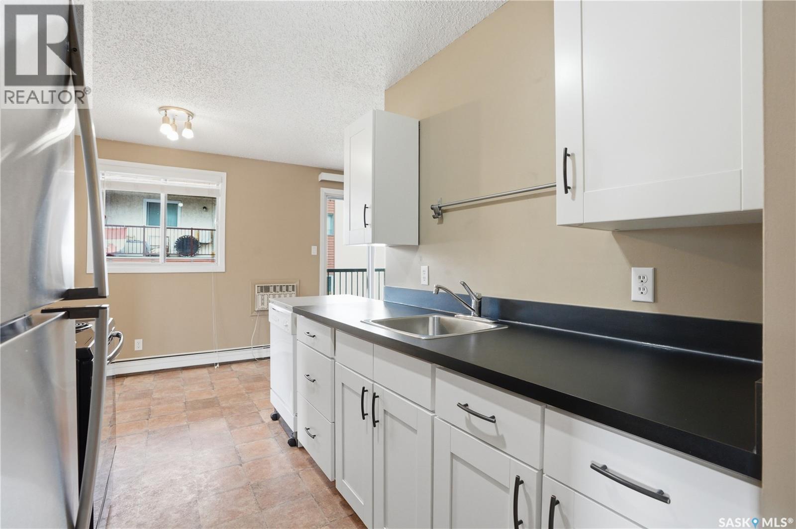 208B 4040 8Th Street E, Saskatoon, SK - Indoor Photo Showing Kitchen