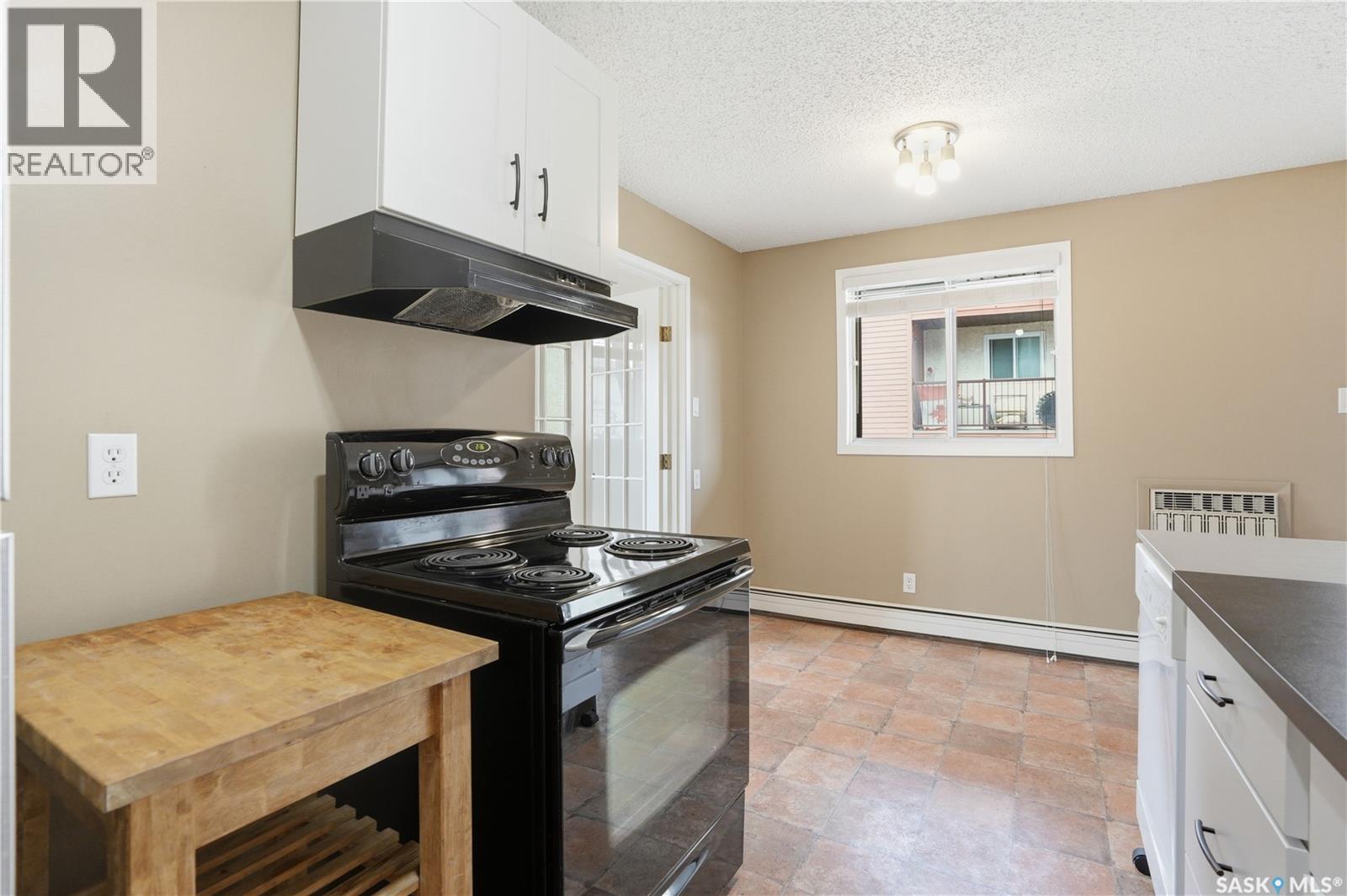 208B 4040 8Th Street E, Saskatoon, SK - Indoor Photo Showing Kitchen
