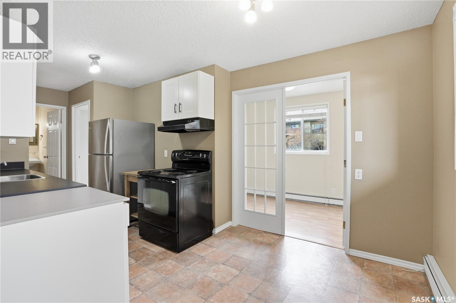 208B 4040 8Th Street E, Saskatoon, SK - Indoor Photo Showing Kitchen