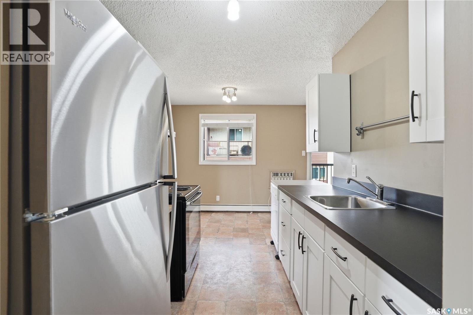 208B 4040 8Th Street E, Saskatoon, SK - Indoor Photo Showing Kitchen