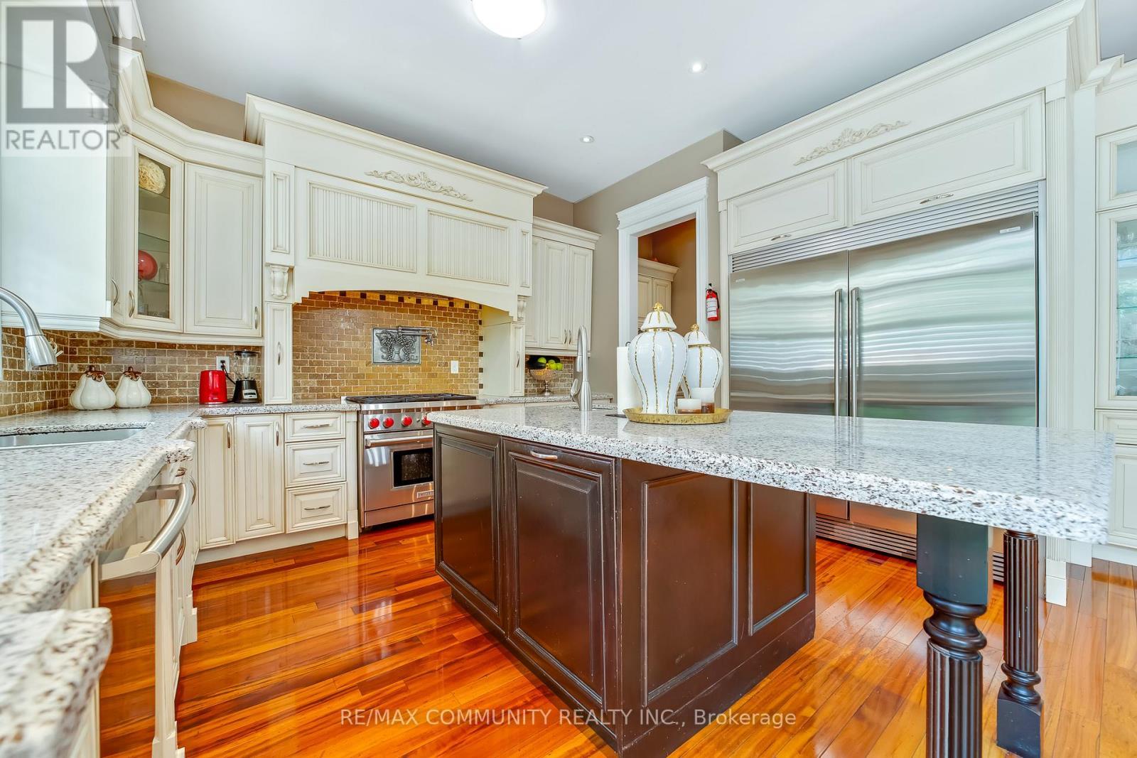 2 Dolby Crescent, Ajax, ON - Indoor Photo Showing Kitchen With Upgraded Kitchen