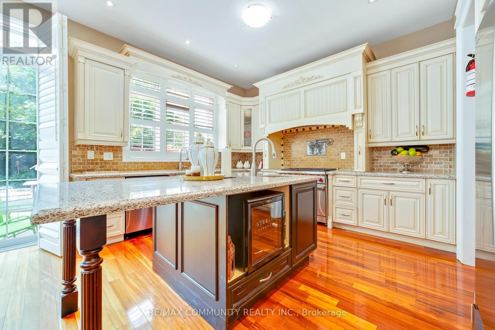 2 Dolby Crescent, Ajax, ON - Indoor Photo Showing Kitchen With Upgraded Kitchen