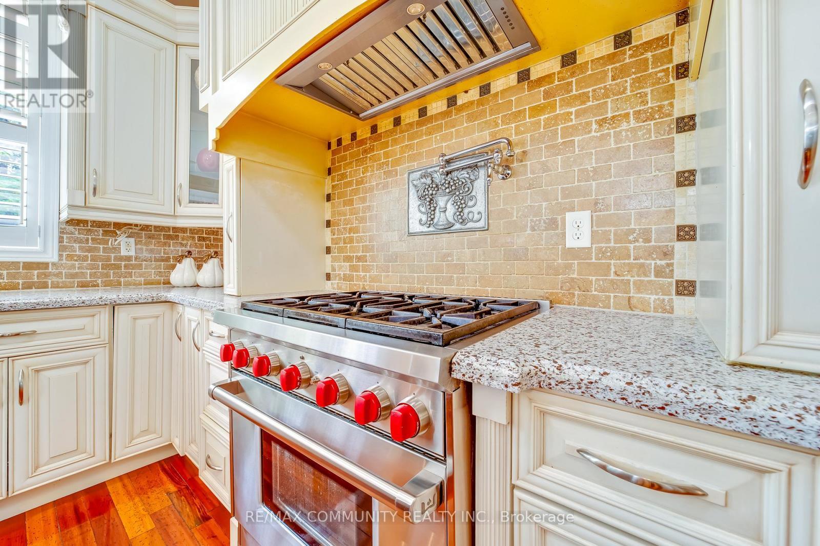 2 Dolby Crescent, Ajax, ON - Indoor Photo Showing Kitchen With Upgraded Kitchen