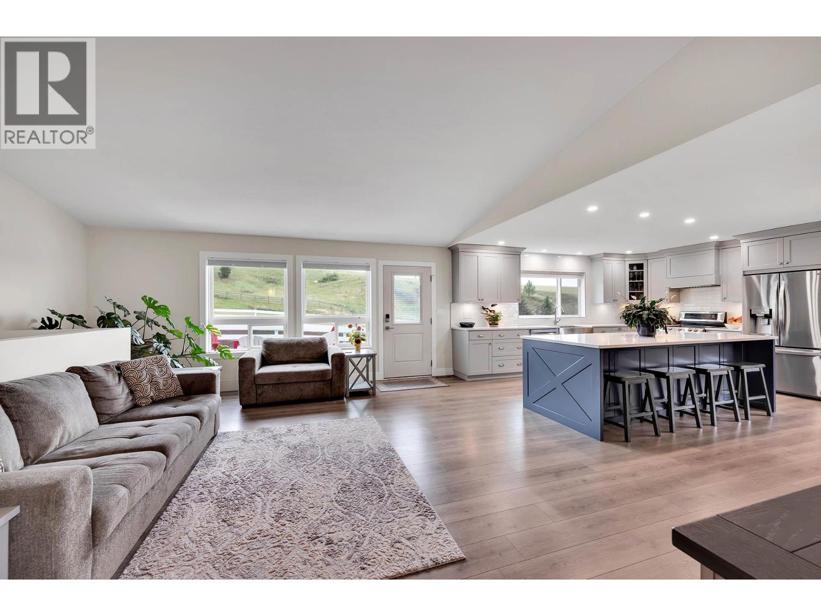 2740 Simms Place, Kamloops, BC - Indoor Photo Showing Living Room