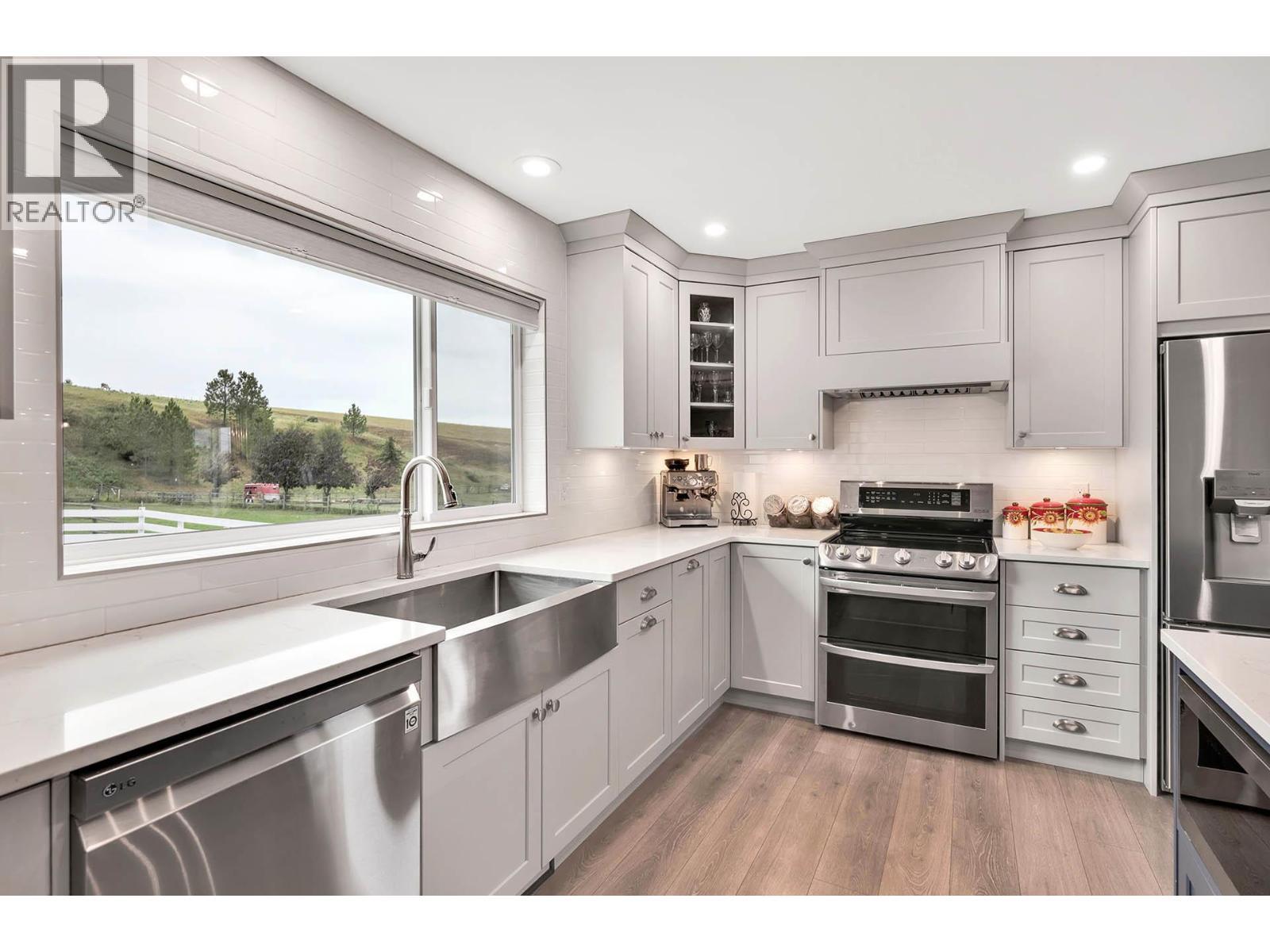 2740 Simms Place, Kamloops, BC - Indoor Photo Showing Kitchen With Upgraded Kitchen