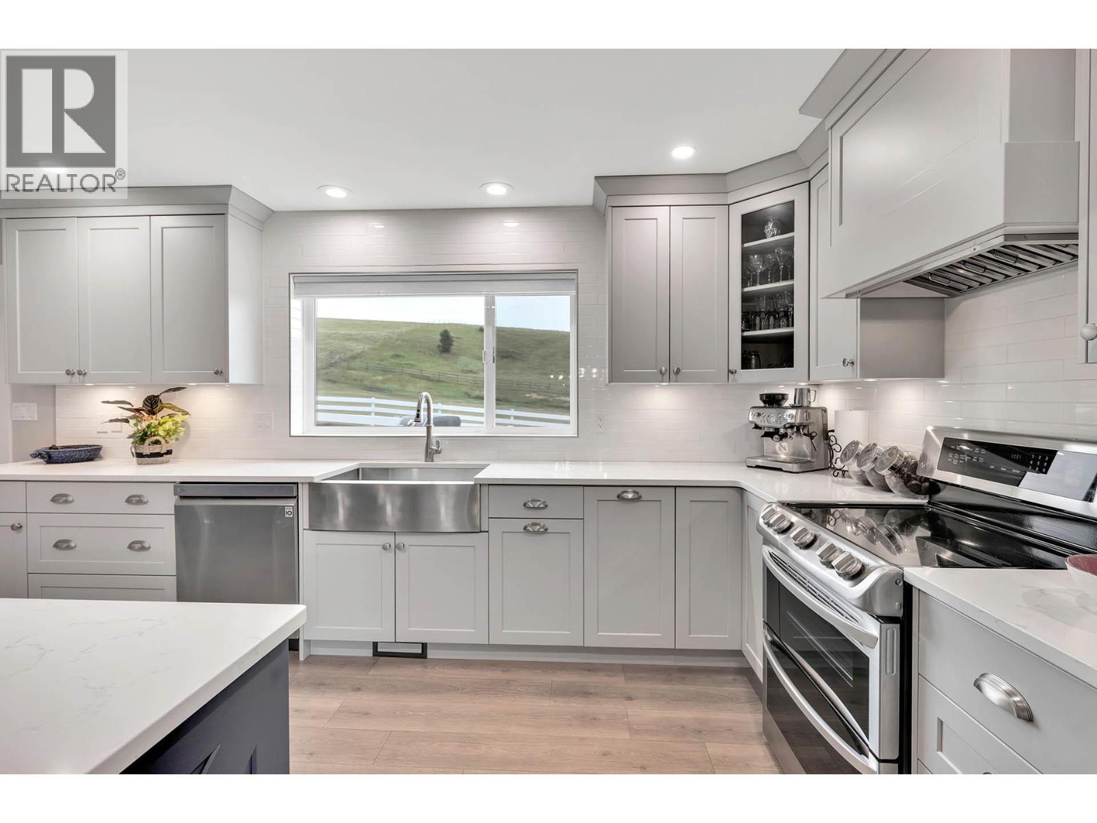 2740 Simms Place, Kamloops, BC - Indoor Photo Showing Kitchen With Upgraded Kitchen