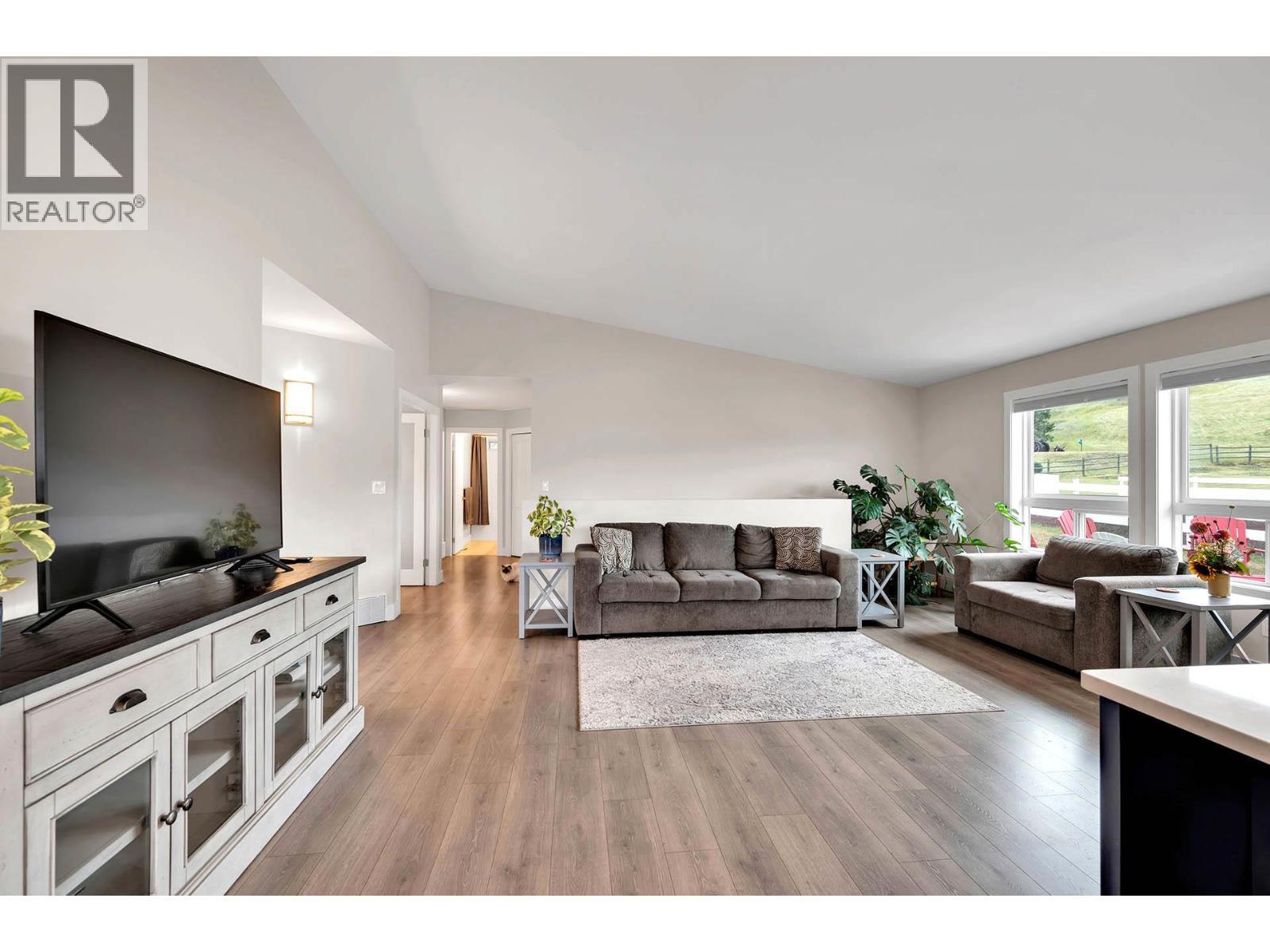 2740 Simms Place, Kamloops, BC - Indoor Photo Showing Living Room