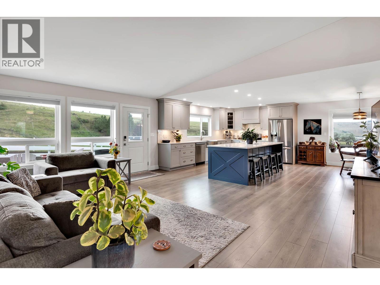 2740 Simms Place, Kamloops, BC - Indoor Photo Showing Living Room