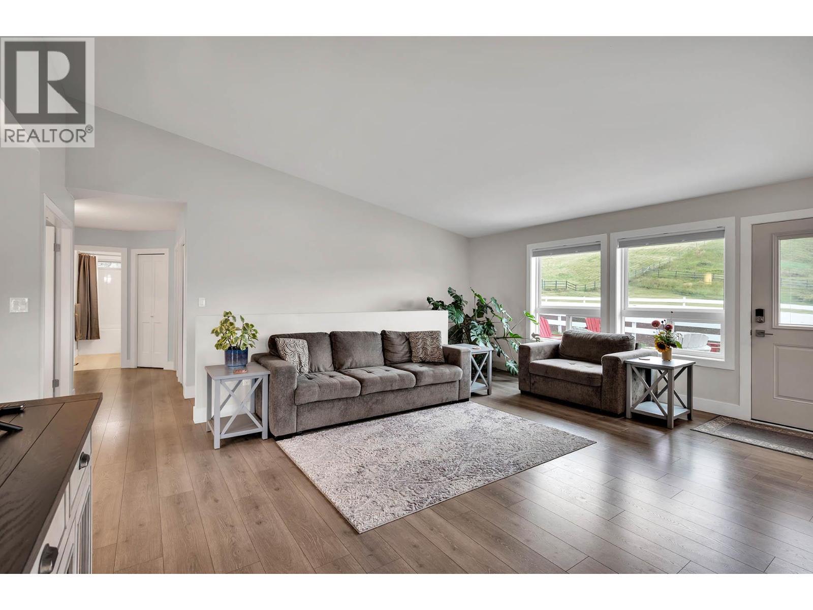 2740 Simms Place, Kamloops, BC - Indoor Photo Showing Living Room