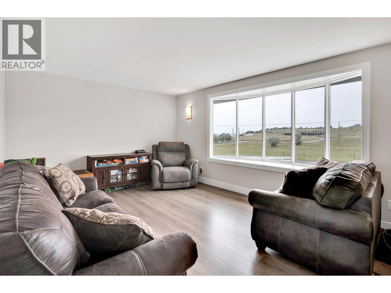 2740 Simms Place, Kamloops, BC - Indoor Photo Showing Living Room