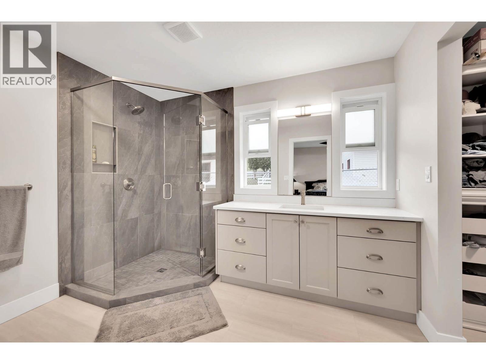 2740 Simms Place, Kamloops, BC - Indoor Photo Showing Bathroom