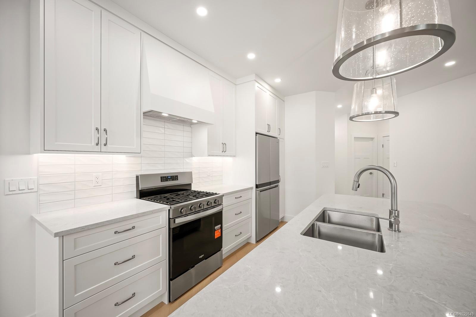 #3-865 Grumman Pl, Comox, BC - Indoor Photo Showing Kitchen With Stainless Steel Kitchen With Double Sink With Upgraded Kitchen
