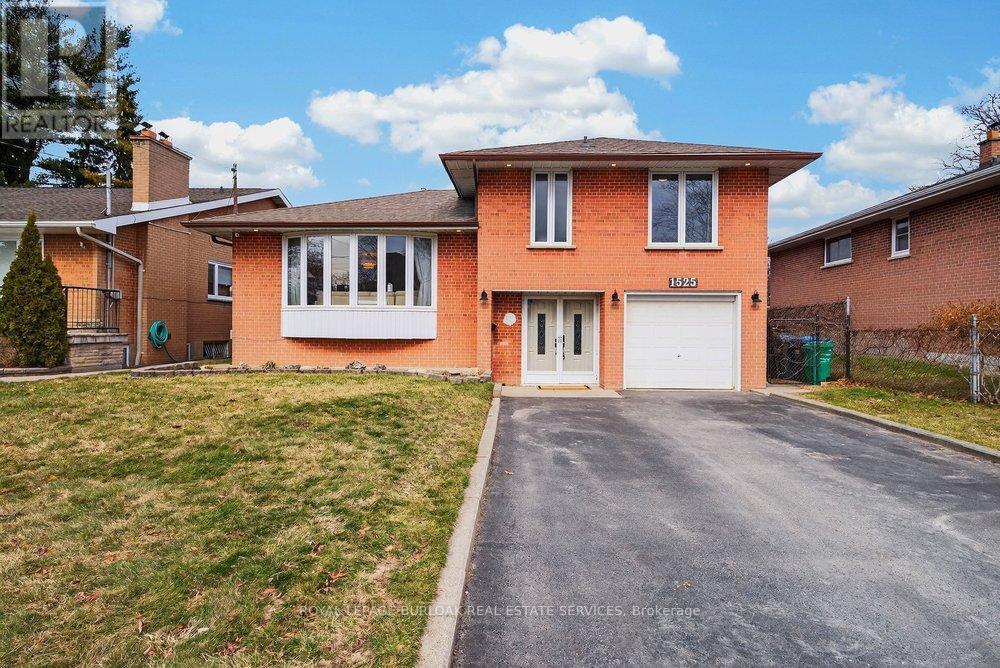 1525 Holburne Road, Mississauga, ON - Outdoor