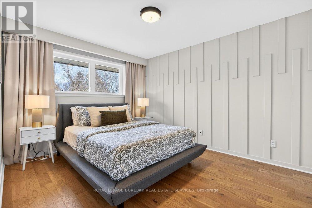 1525 Holburne Road, Mississauga, ON - Indoor Photo Showing Bedroom