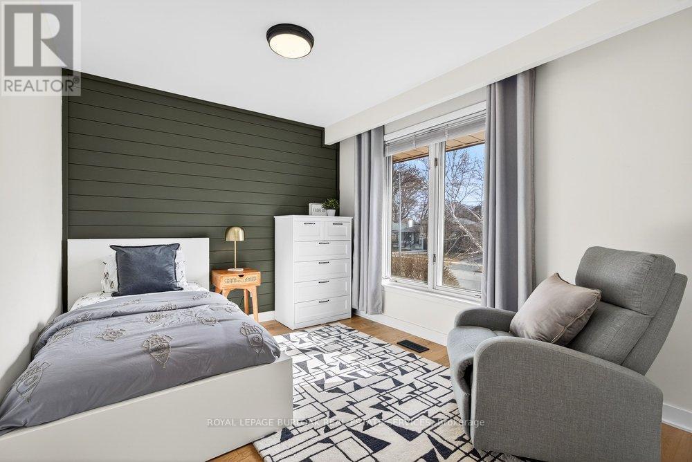 1525 Holburne Road, Mississauga, ON - Indoor Photo Showing Bedroom