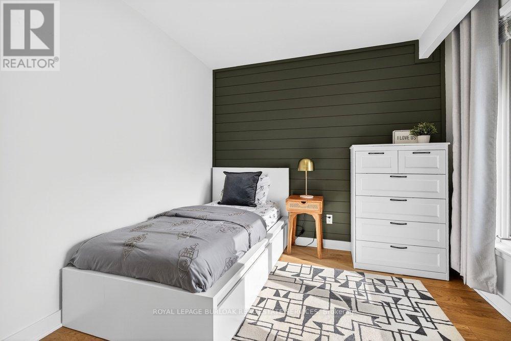 1525 Holburne Road, Mississauga, ON - Indoor Photo Showing Bedroom