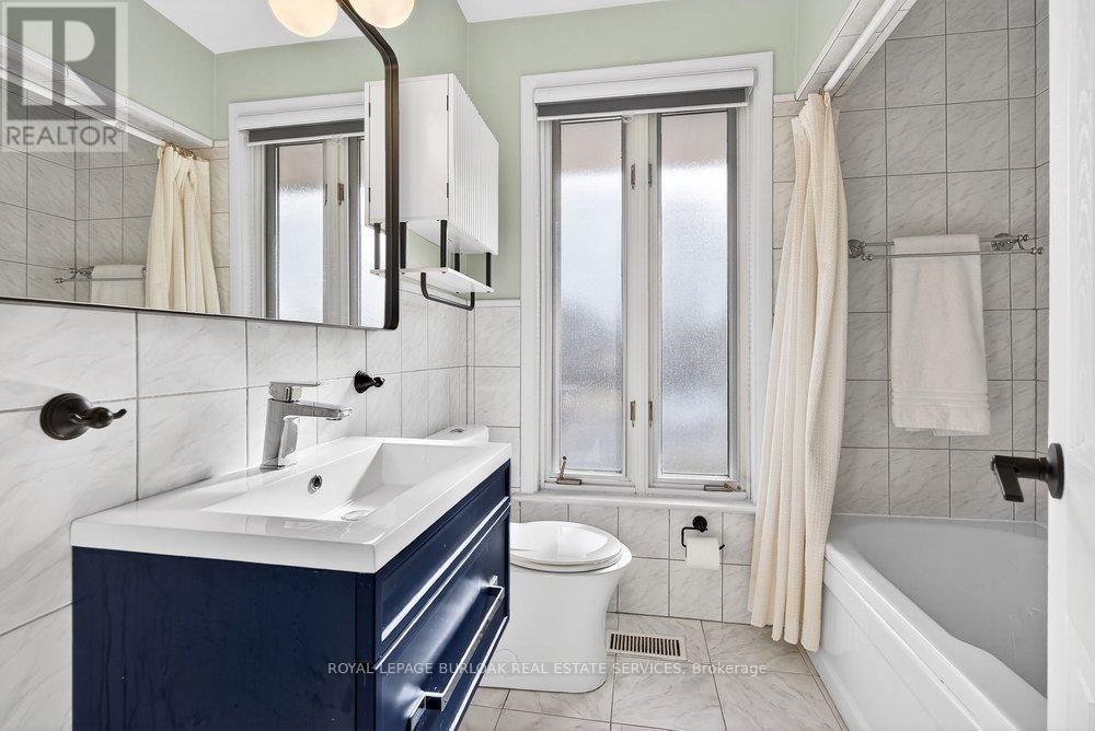 1525 Holburne Road, Mississauga, ON - Indoor Photo Showing Bathroom
