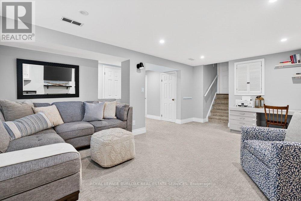 1525 Holburne Road, Mississauga, ON - Indoor Photo Showing Living Room