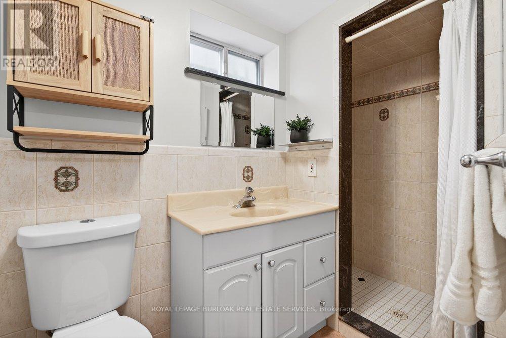 1525 Holburne Road, Mississauga, ON - Indoor Photo Showing Bathroom
