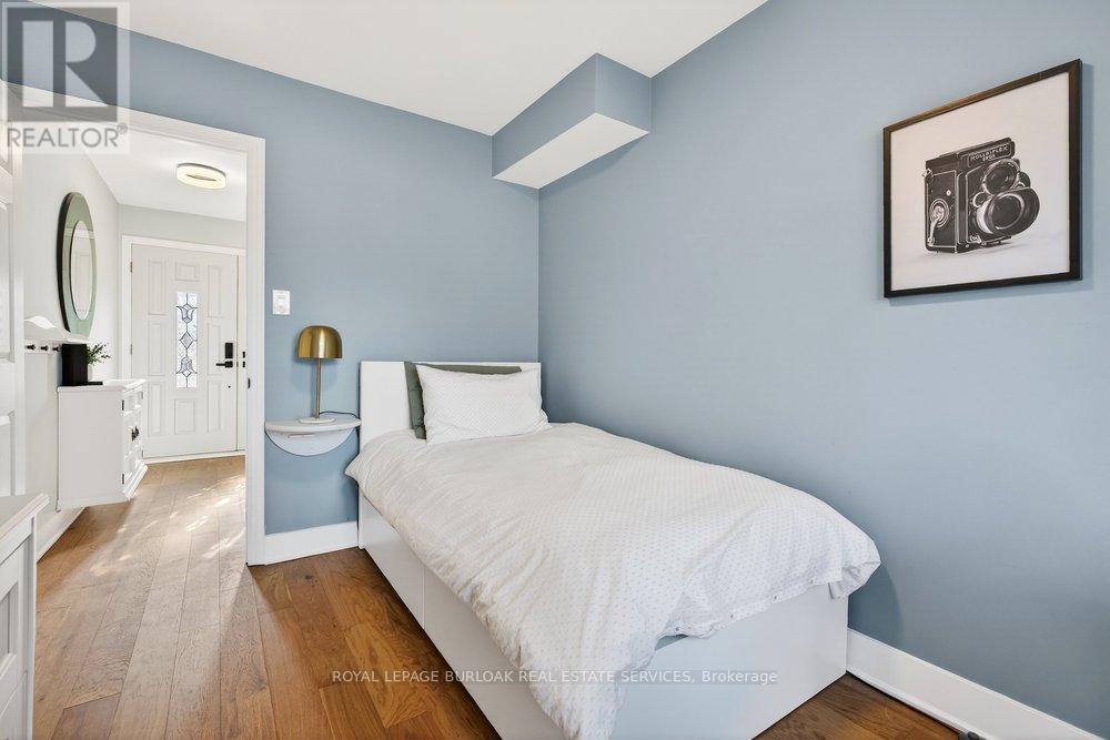 1525 Holburne Road, Mississauga, ON - Indoor Photo Showing Bedroom