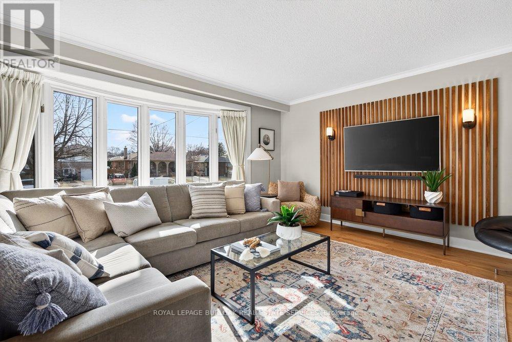 1525 Holburne Road, Mississauga, ON - Indoor Photo Showing Living Room