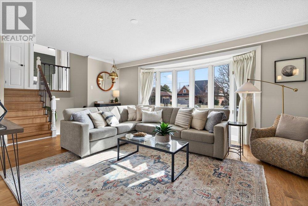 1525 Holburne Road, Mississauga, ON - Indoor Photo Showing Living Room