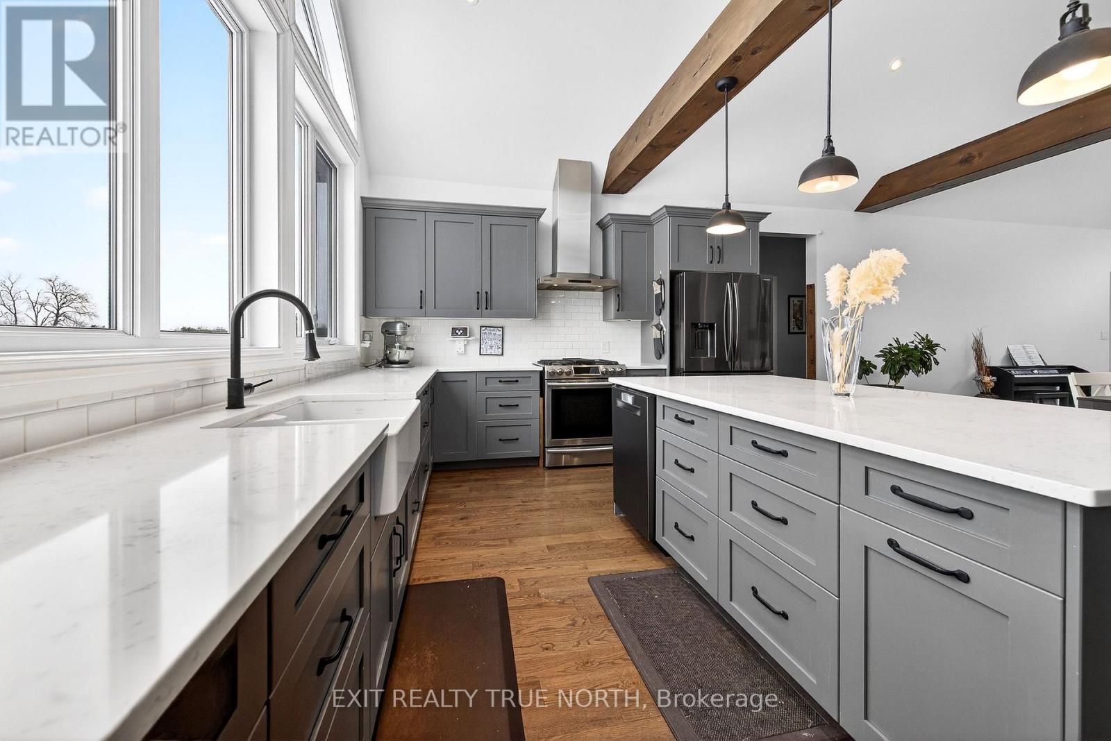 139 Rue Eric, Tiny, ON - Indoor Photo Showing Kitchen With Upgraded Kitchen