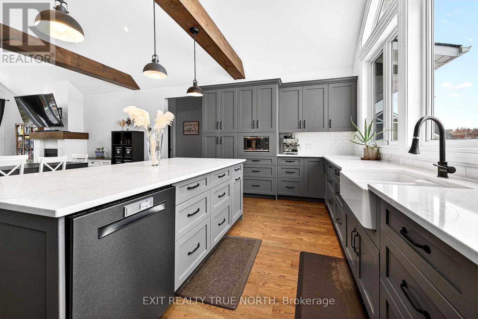 139 Rue Eric, Tiny, ON - Indoor Photo Showing Kitchen With Upgraded Kitchen