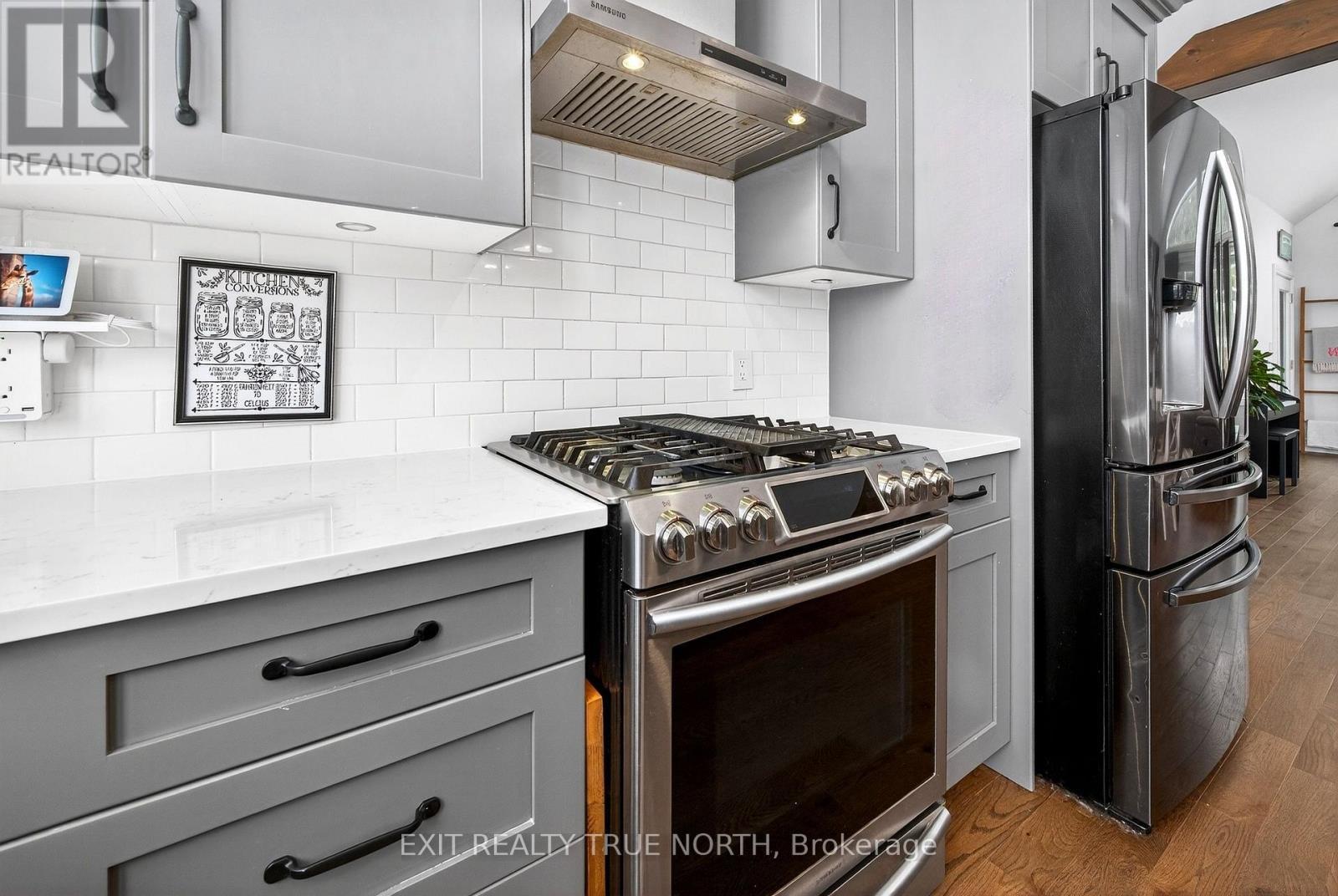 139 Rue Eric, Tiny, ON - Indoor Photo Showing Kitchen With Upgraded Kitchen