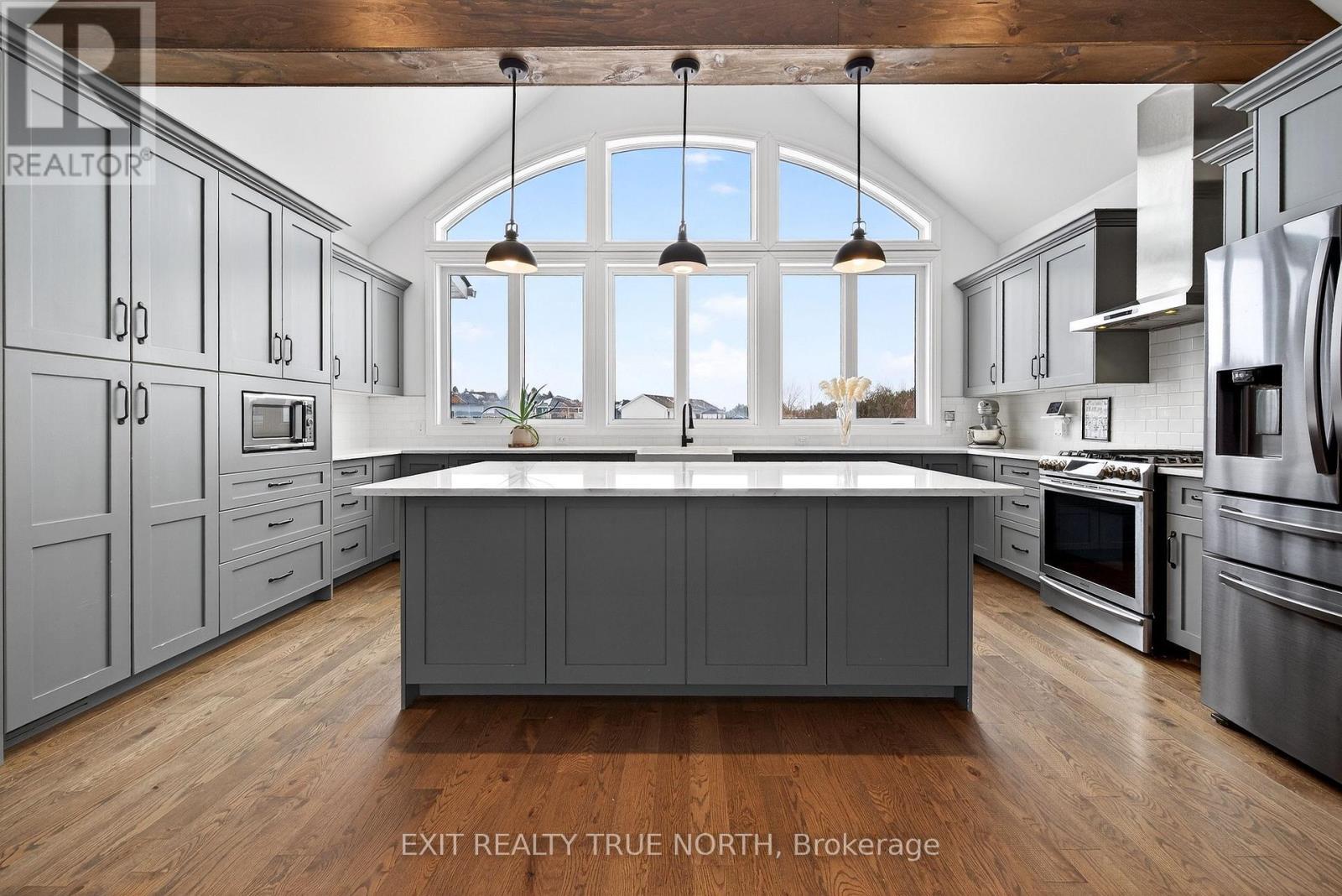 139 Rue Eric, Tiny, ON - Indoor Photo Showing Kitchen With Upgraded Kitchen