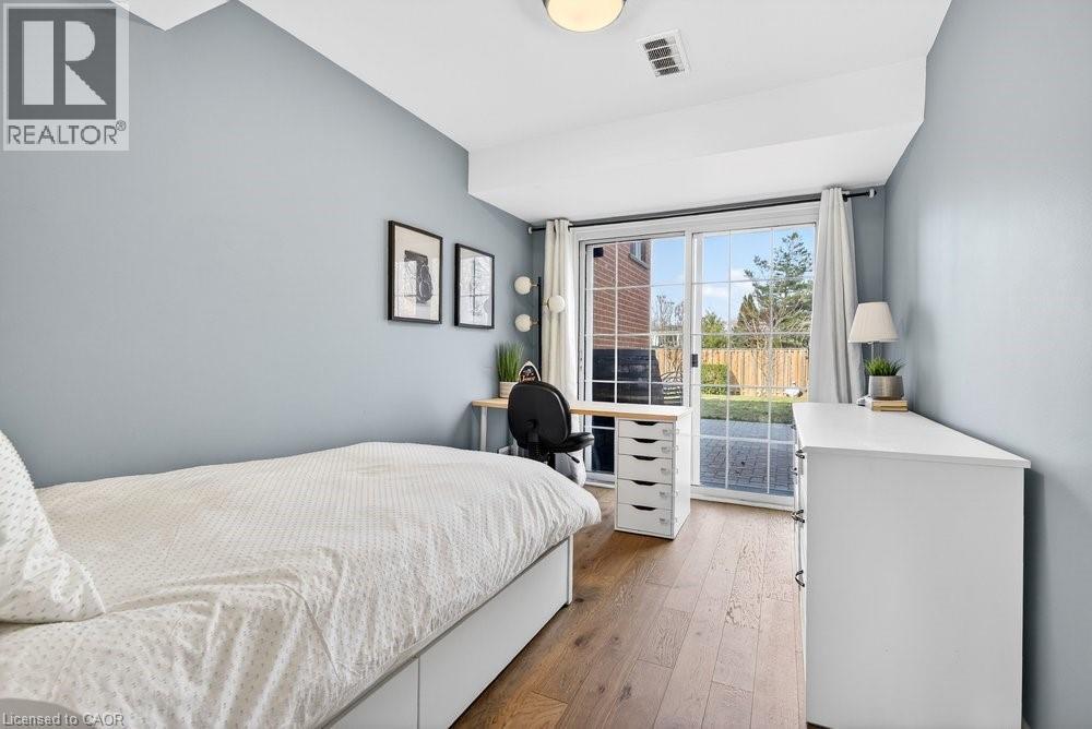 1525 Holburne Road, Mississauga, ON - Indoor Photo Showing Bedroom